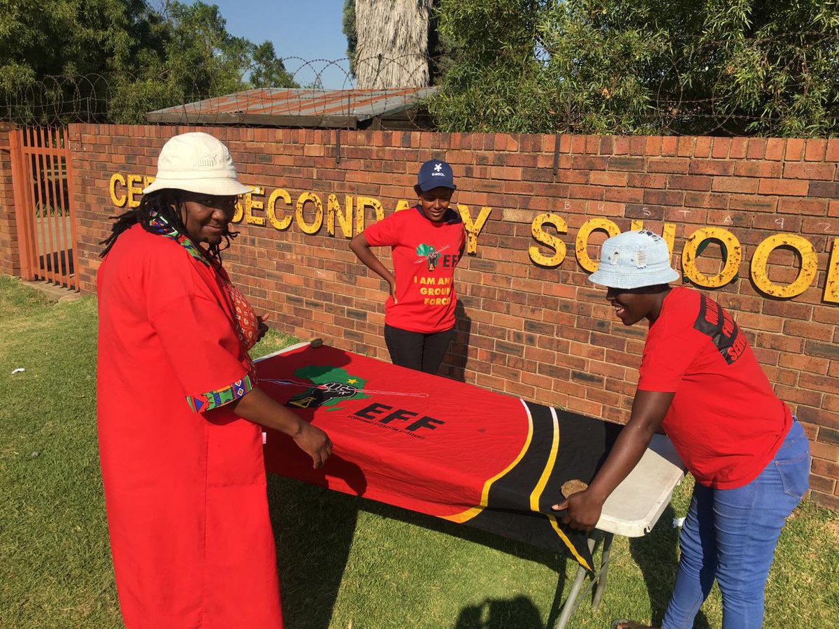 EFF_FreeState's tweet photo. 🗳️VOTER REGISTRATION🗳️

EFF Party Agents and Volunteers across Fezile Dabi Region are stationed inside and outside various voting stations to ensure that our people get the assistance they need as they register to vote.

#RegisterToVoteEFF https://t.co/uDAyjF61W9