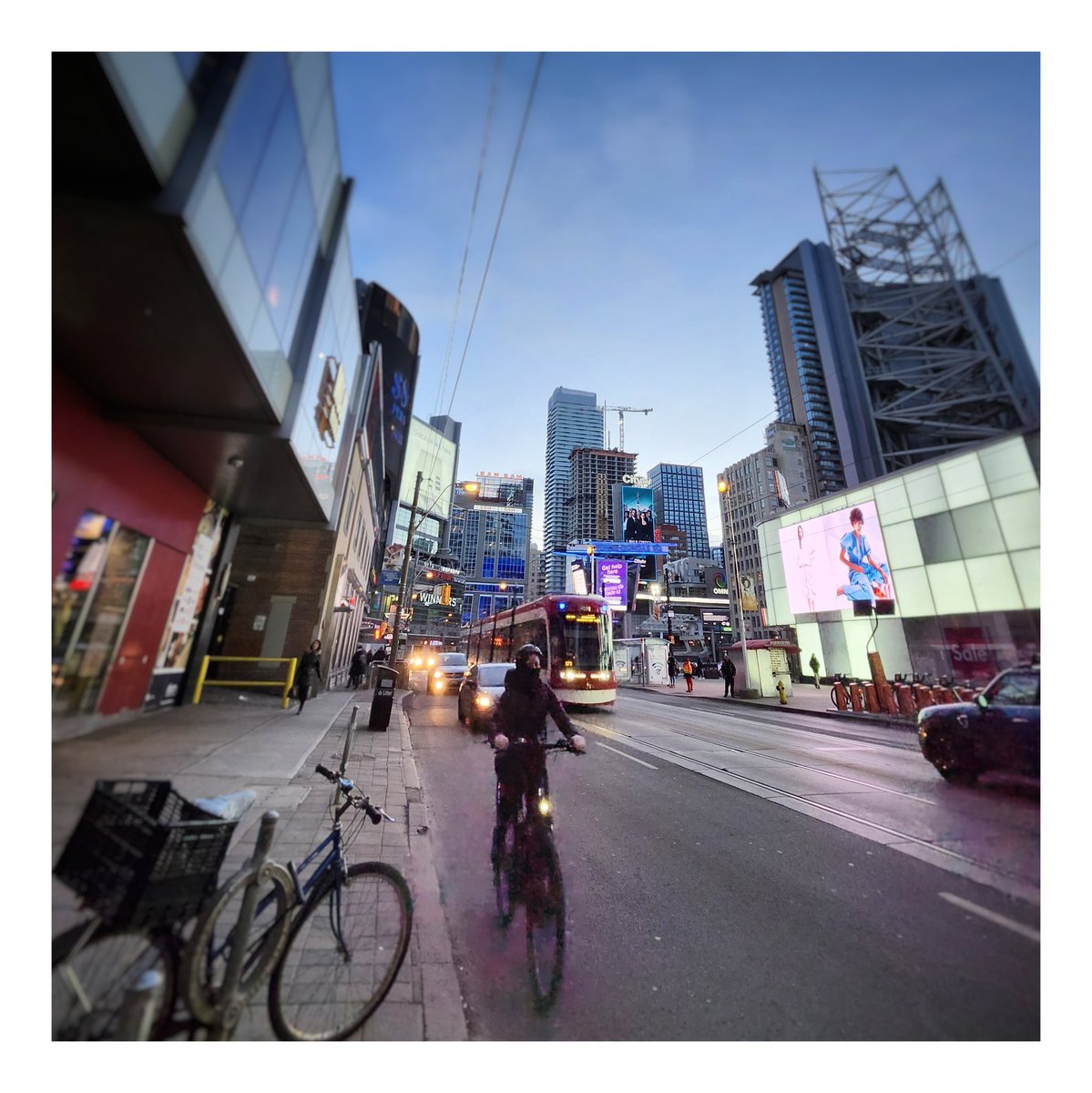 Dundas Rush. #TTC #Toronto #DundasStreetWest #EatonCentre #BikeTO #DundasStreetcar #TransitPhotograohy #Photography