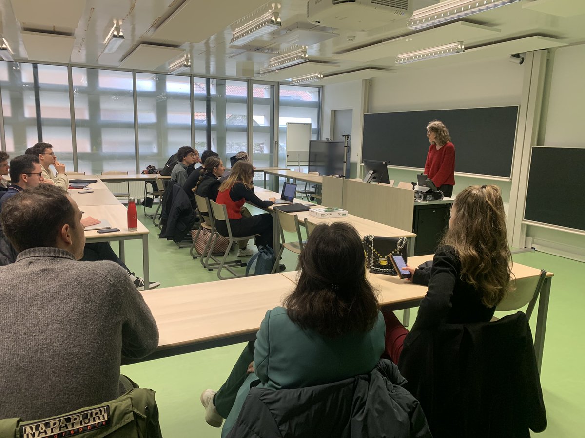 pauline_thinus's tweet photo. 💼 Back to my alma mater!

Kick-off of the student-led activity between @CoE_POL &amp; @IEE_Bruxelles, consisting in writing policy recommendations for the future of the EU🇪🇺

As a former POL assistant &amp; IEE PhD researcher, I am glad to coordinate this activity for the 4th year 🙏 https://t.co/bweAMpqeqn