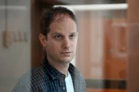 jaketapper's tweet photo. It’s Saturday Feb 3. 

TODAY Russian police detained journalists covering a Moscow protest by wives of soldiers fighting in Ukraine.

JOURNALISM IS NOT A CRIME

WSJ reporter Evan Gershkovich was detained by the FSB Mar 29, 2023.

311 DAYS AGO.

FREE HIM!

#IStandWithEvan https://t.co/RdQ8WkSlrQ