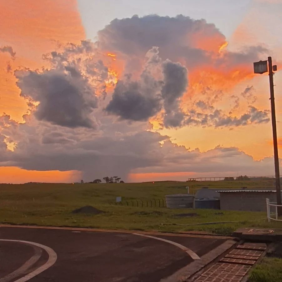 Piter_Scheuer's tweet photo. Nuvem Cumulonimbus com efeito óptico registrado ontem no final da tarde no aeroporto de Chapecó, pelo meu amigo Marcos Freitas. CB localizada no interior de Guatambu/SC.
Piter Scheuer e Ronaldo Coutinho
#cumulonimbus #optico #chapeco #guatambu #pordosolperfeito #pôrdosol https://t.co/9uwYgEjzph