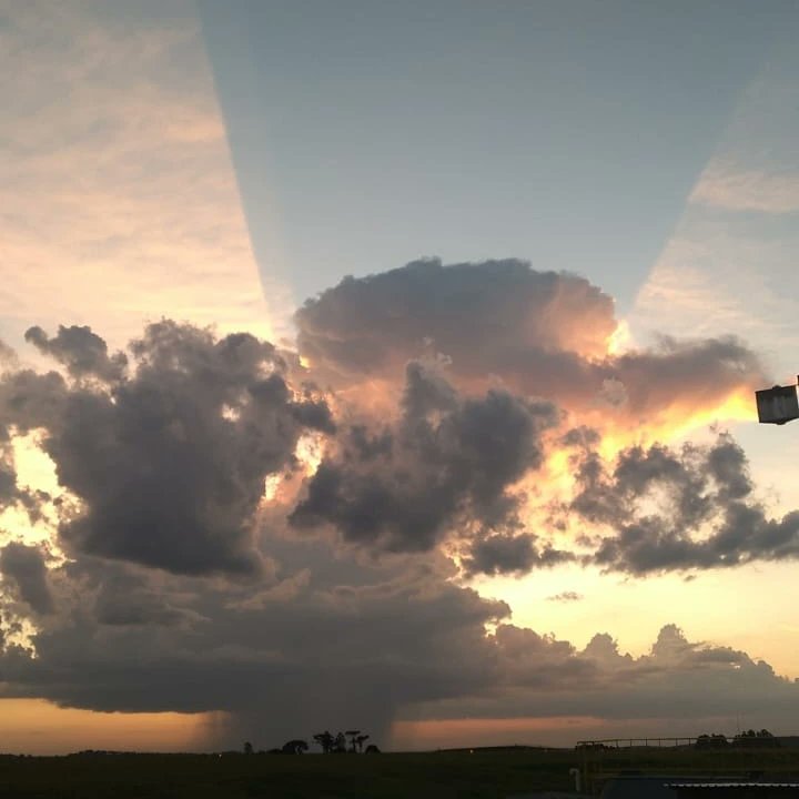 Piter_Scheuer's tweet photo. Nuvem Cumulonimbus com efeito óptico registrado ontem no final da tarde no aeroporto de Chapecó, pelo meu amigo Marcos Freitas. CB localizada no interior de Guatambu/SC.
Piter Scheuer e Ronaldo Coutinho
#cumulonimbus #optico #chapeco #guatambu #pordosolperfeito #pôrdosol https://t.co/9uwYgEjzph