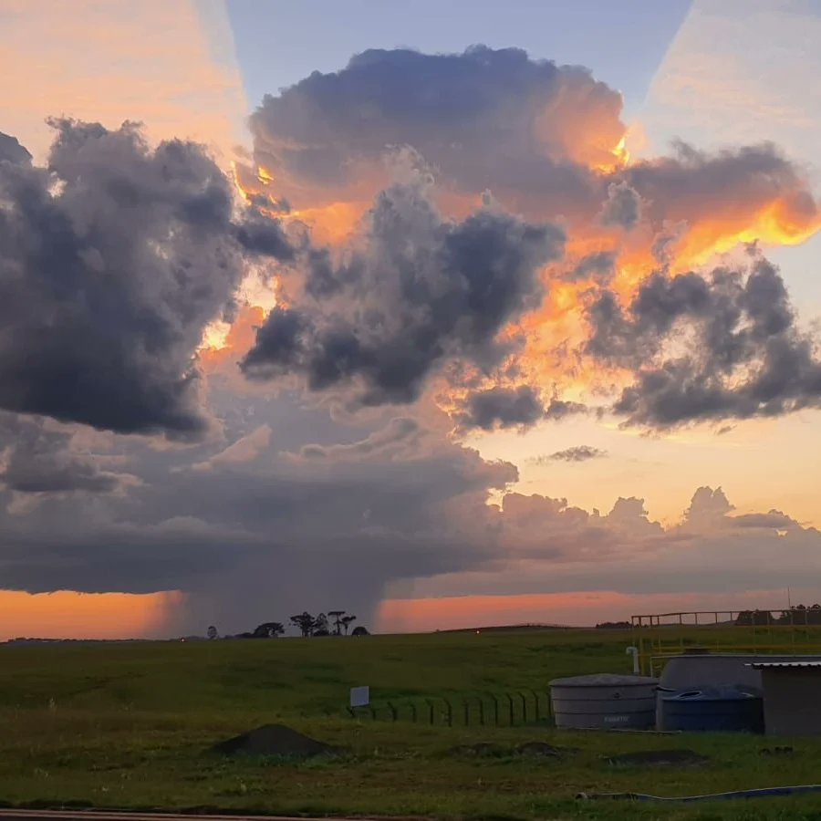 Piter_Scheuer's tweet photo. Nuvem Cumulonimbus com efeito óptico registrado ontem no final da tarde no aeroporto de Chapecó, pelo meu amigo Marcos Freitas. CB localizada no interior de Guatambu/SC.
Piter Scheuer e Ronaldo Coutinho
#cumulonimbus #optico #chapeco #guatambu #pordosolperfeito #pôrdosol https://t.co/9uwYgEjzph
