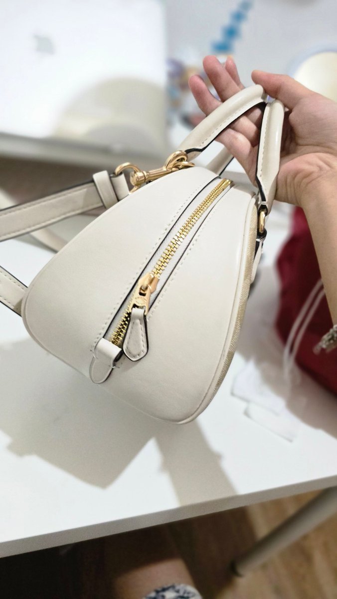 whiterabbit07's tweet image. Mau prelove aja tas coach sydney satchel 
Ori ya bkn kw kw beli di store bagus itc permata hijau, masih ada tag dan bon pembelian nya jg. Aku jual 1.9 aja masih bagus bgt terawat pokoknya kaya baru.

#ZONAUANG #PRELOVE #PRELOVETAS #Prelovetascoach