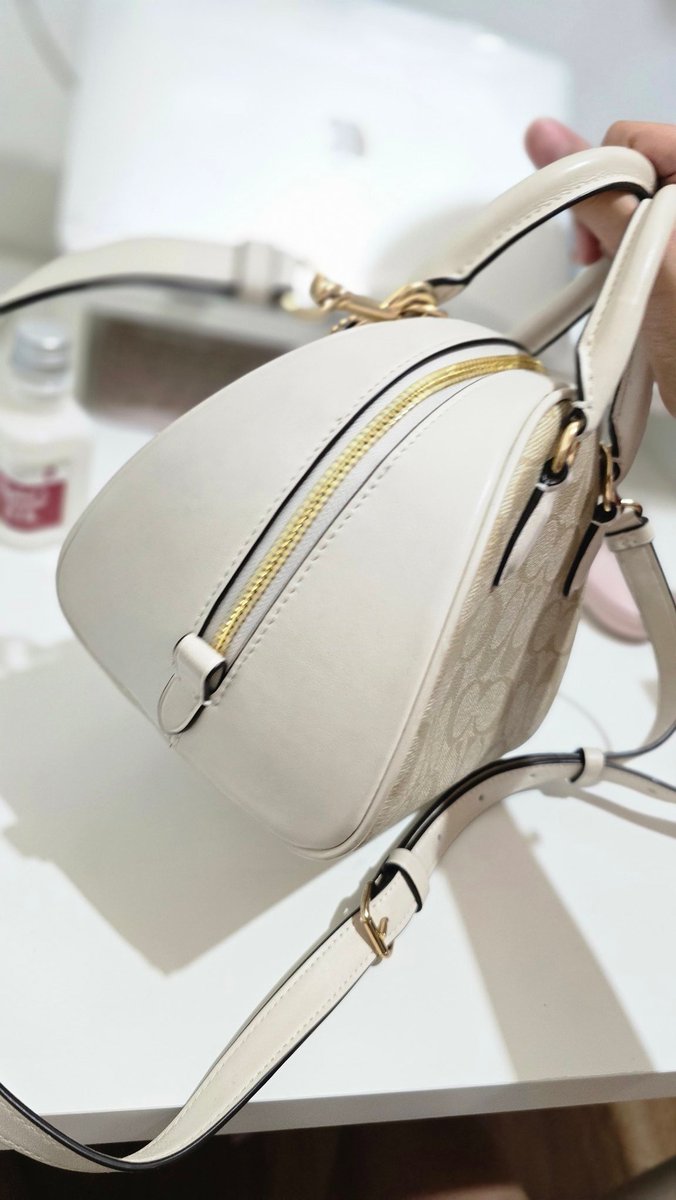 whiterabbit07's tweet image. Mau prelove aja tas coach sydney satchel 
Ori ya bkn kw kw beli di store bagus itc permata hijau, masih ada tag dan bon pembelian nya jg. Aku jual 1.9 aja masih bagus bgt terawat pokoknya kaya baru.

#ZONAUANG #PRELOVE #PRELOVETAS #Prelovetascoach