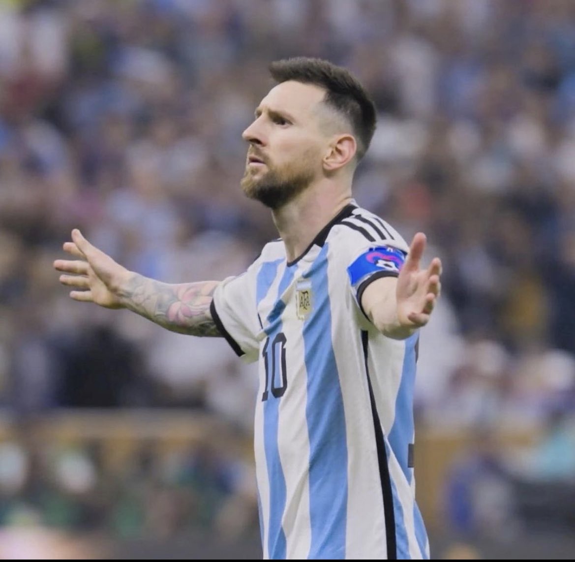 30_LM8's tweet photo. شايفين كيف العالم تتكلم عن البلنتيات الحاسمه وضغوطها وحجم الحِمل على الاعب المُنفذ؟

لك ان تتخيل ان هذا الرجل نفذ بلنتيين (ركلة ترجيح+ ركلة جزاء) في نهائي اكبر بطوله في التاريخ .. واكبر ضغط ممكن يمر على اي لاعب في مسيرته

لا يعترف بالضغوط بتاتًا 🐐 https://t.co/PZPMM5nmcY