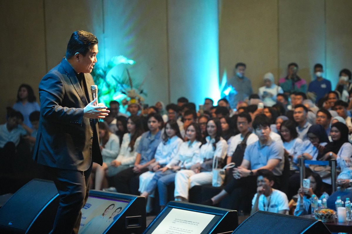 Erick Thohir (@erickthohir) on Twitter photo Hari ini saya bersama <a href="/ridwankamil/">Ridwan Kamil</a>, Nagita Slavina dan teman-teman lainnya, bertemu garda terdepan penentu masa depan bangsa.
Ini kesempatan kita menentukan masa depan Indonesia yang lebih baik. Hari ini saya bersama <a href="/ridwankamil/">Ridwan Kamil</a>, Nagita Slavina dan teman-teman lainnya, bertemu garda terdepan penentu masa depan bangsa.
Ini kesempatan kita menentukan masa depan Indonesia yang lebih baik.