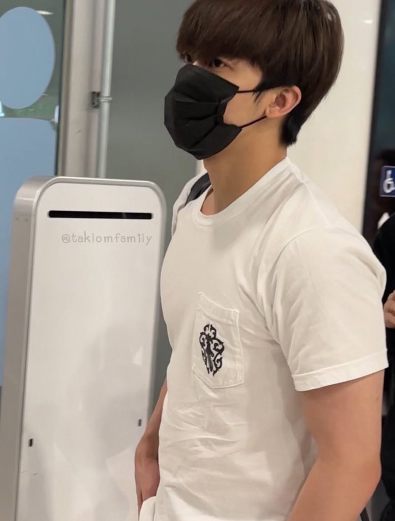 MinsikJ's tweet photo. กล้องสดจะขาดรูปนี้ได้ไงตัวใหญ่ไหล่กว้างㅠㅠ https://t.co/AKpNyc9uHt