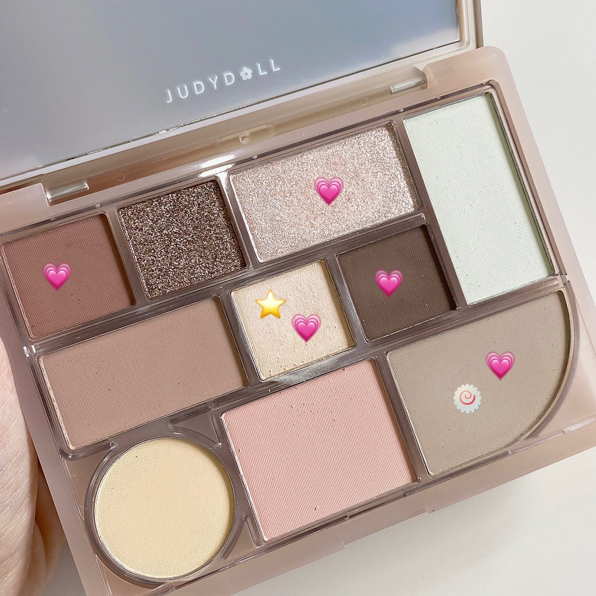 judydoll แมสในไทยกี่โมง จริงๆเมคอัพจีนปังๆเยอะนะ ไม่ได้สวยแค่แพ็กเกจ แล้ว judydoll นี่คือถูกและดีจริง พาเลตตาอันนี้เป็นอีกหนึ่ง fav ของเราเลย