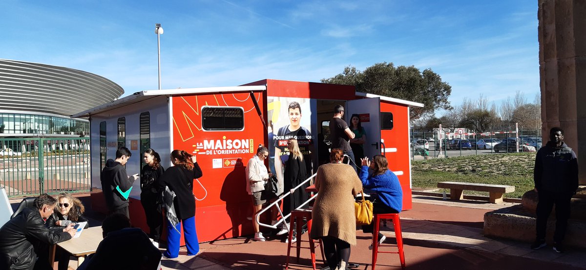 HlneDELMAS2's tweet photo. Le #Forumdesmétiers aux Parc des expositions à #Narbonne continue cet apres midi. Venez tester vos habilités et découvrir des métiers ! https://t.co/yX6KcGqxHP