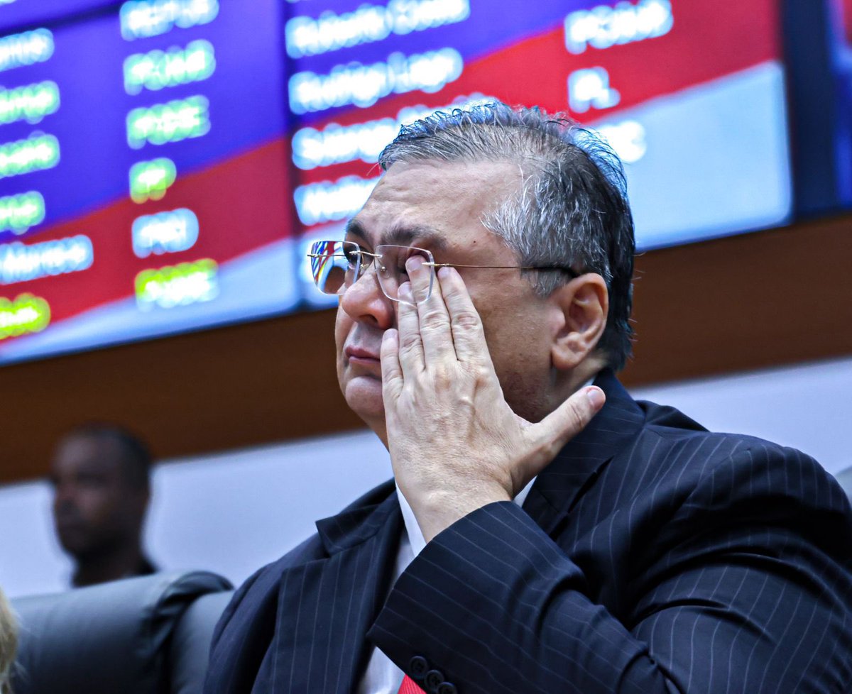 Foi emocionante a homenagem que nosso Senador <a href="/FlavioDino/">Flávio Dino 🇧🇷</a> recebeu ontem na ALEMA. Meu coração se encheu ainda mais de orgulho, afeto e respeito por esse homem que tanto ajudou e continuará ajudando a construir uma nova história para o povo do Maranhão. VIVAAAAAAAA.