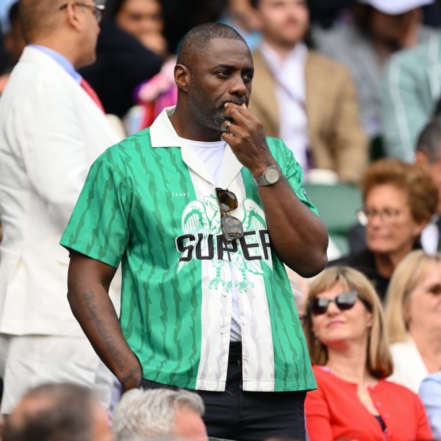 NigeriaStories's tweet photo. Super Eagles' Vintage jersey shirt spotted on Idris Elba
 ❤️🇳🇬
He knows 😊
Looks very Beautiful 😍 https://t.co/uZoeMM1xsX