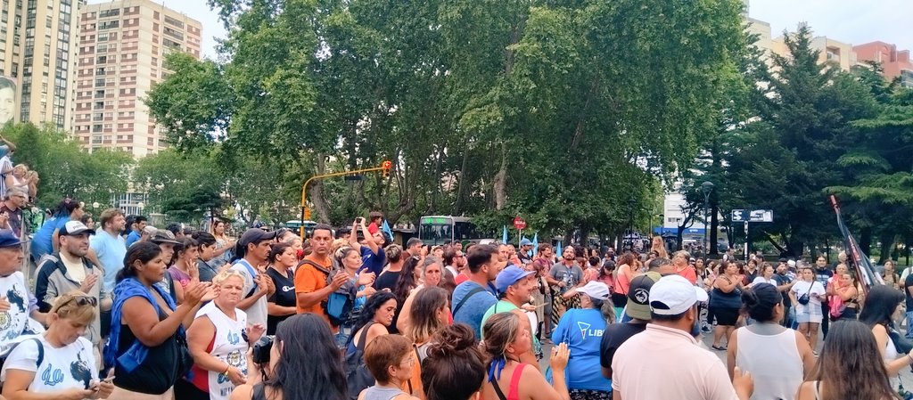 RBlancoLDS's tweet photo. Avanzó (recortada) la Ley Ómnibus. La movilización popular y el debate público de múltiples sectores organizados dificultaron los planes de Milei.

"Opositores" traidores a la Patria votaron la infame ley. Con rótulos distintos anticipan un gobierno de coalición y más ajuste 🧵👇🏽 https://t.co/KwIKRsiThX