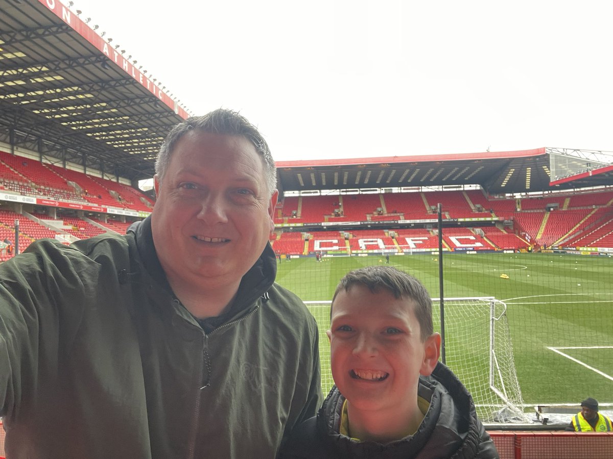 sploits5's tweet photo. Come on you Rams @dcfcofficial 🐏🐏⚪️⚫️⚽️⚽️ https://t.co/9Vp5jCe7DH