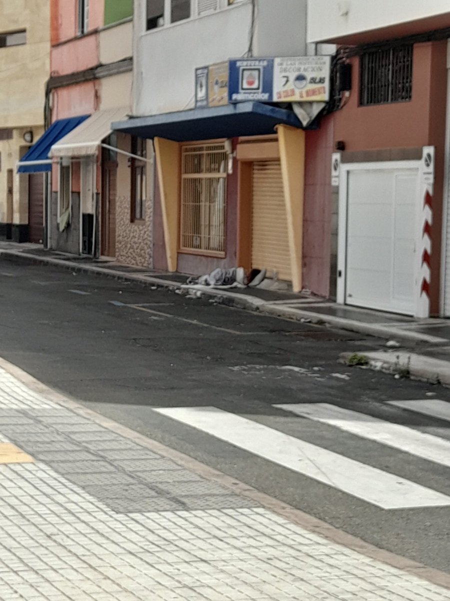 vecinalucinada1's tweet photo. Otra vez ha vuelto a dormir en el 88 de Molino de Viento. Gritos,  basura y miedo en los niños. Saben que hace a las puertas del los narcoprostíbulos? @temyns dice que ni idea. #GUETOARENALESLPA @PoliciaLPA @AyuntamientoLPA @DgCanarias @SocialGobCan @EducacionCan https://t.co/WqPM2K8Htz