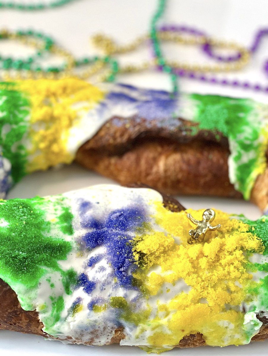 BayouBakery's tweet photo. Celebrate #MardiGras with an authentic #KingCake from #NOLANative @chefDavidGuas - handcrafted daily, filled w/ a #CreoleCreamCheese & finished w/ a sprinkle of sugars in #MardiGrascolors. Hurry up and call! 703-243-2410! https://t.co/oimjnAVK6M