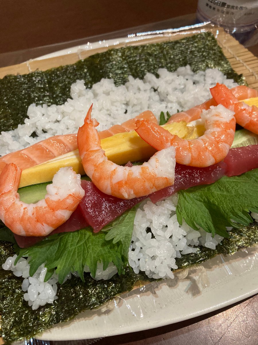 kaopustore's tweet image. 我が家では太巻きとエクレアを恵方を向いて一気食い！豆は撒かずに食べる！が定着しました。