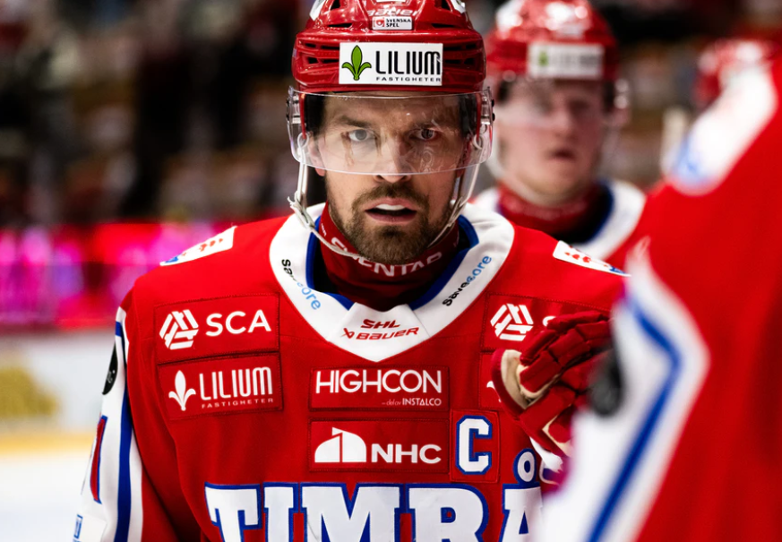 SHLse's tweet photo. Vi inleder lördagen med tre matcher klockan 15.15 följt av tre nya kamper klockan 18.00. Häng med oss här hela lördagen så missar du ingenting: ➡ https://t.co/LC3fo7sskn 
 #SHL #instapuck #ishockey #svsshl https://t.co/4dc3nOazvU
