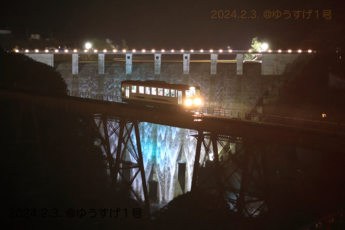 MARyusuge1's tweet photo. #阿蘇立野ダム2024 #南阿蘇鉄道 #MT2000
まさに「瀑布」。
雨の夜のライトアップ、豪快に溢れる水、そして車両は引退間際の2003A。
ここまで壮大な光景になろうとは…! https://t.co/Rx4kYN2IAo