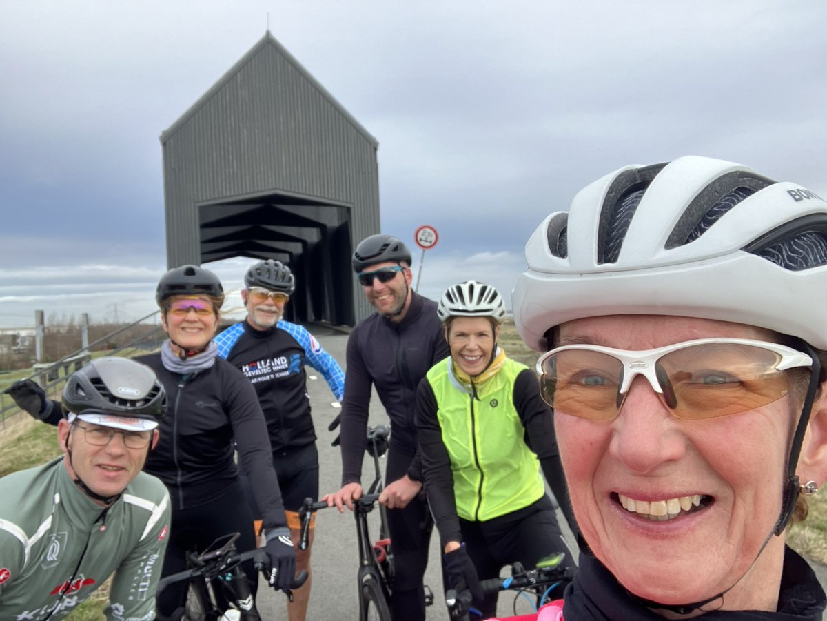 Vanmorgen de eerste fietstraining van het jaar. O.a. op kracht en met 1 been de waterkering op 🙈. Goede voorbereiding voor het triathlon seizoen, over twee weken weer!

#triathlontraining