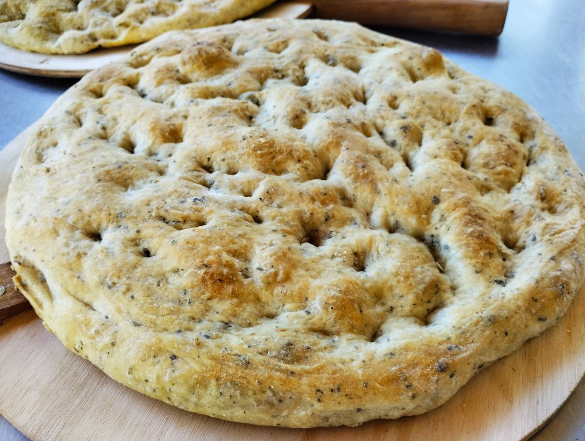 KureDumasGMP's tweet photo. A las finas hierbas. Albahaca, orégano y romero 
#ItalianFlatBread https://t.co/sy9NE5Iohv