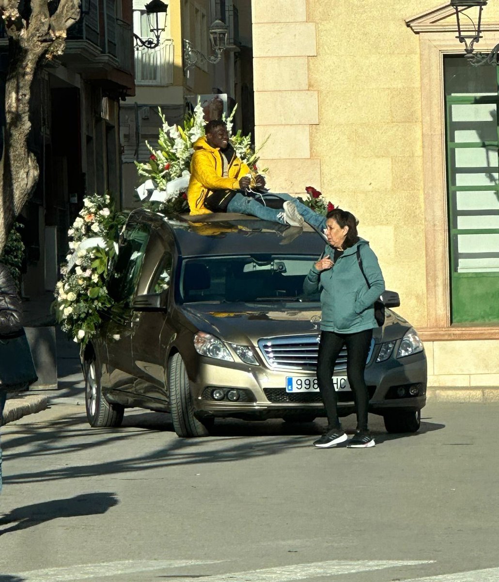 Me da absolutamente igual tu color, tu religión o a quién le reces, a qué partido votas o de dónde vengas... Pero en el Funeral de un familiar mio o alguien de mi entorno, alguien hace lo que está haciendo éste muchacho encima del coche que transporta el féretro, y hay que sacar