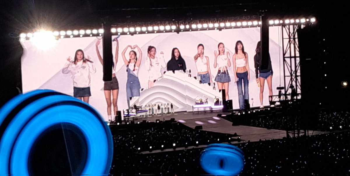 valesitagf's tweet photo. No puedo explicar lo que viví anoche, fue realmente hermoso, sus vocales son increíbles, las pantallas, todo fue realmente increíble, la energía de once, lo disfruté tanto, canté, grite, baile, llore, sin duda conocerlas fue lo mejor que me pasó en la vida ♡ https://t.co/xRJDvp7BnB