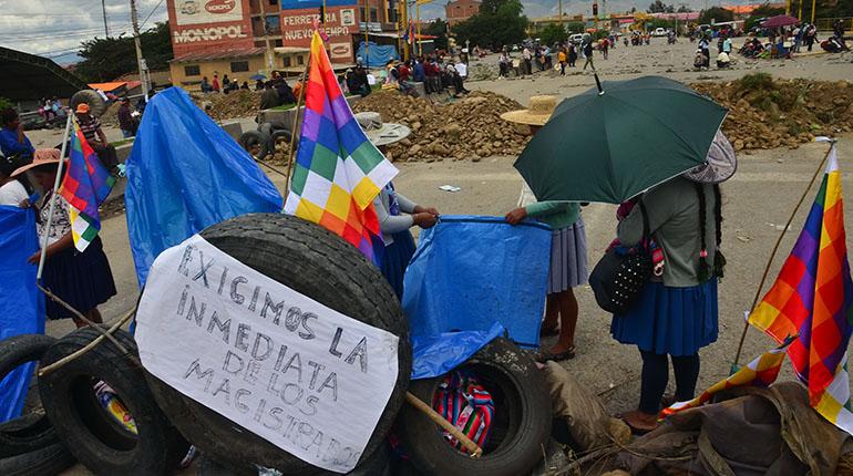 LosTiemposBol's tweet photo. En 12 días de bloqueo evista el país perdió $us 832 millones y cuatro vidas: https://t.co/ZCgnADkjja https://t.co/EJKOe8WfzY