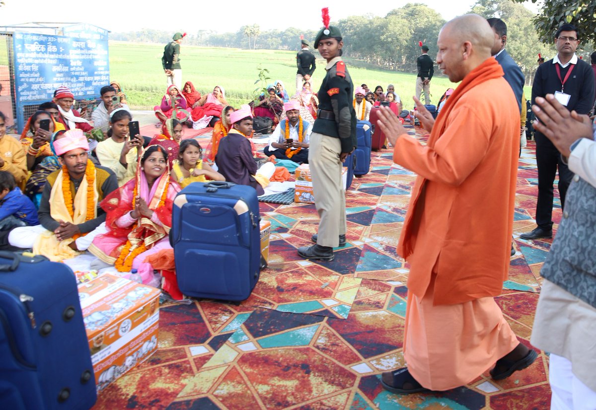 माननीय मुख्यमंत्री जी द्वारा जनपद संत कबीर नगर में मुख्यमंत्री सामूहिक विवाह योजना के तहत संपन्न हुए वैवाहिक कार्यक्रम में सम्मिलित होकर 600 जोड़ों को दिया आशीर्वाद। @CMOfficeUP @UPGovt @ChiefSecyUP @MSTawarIAS