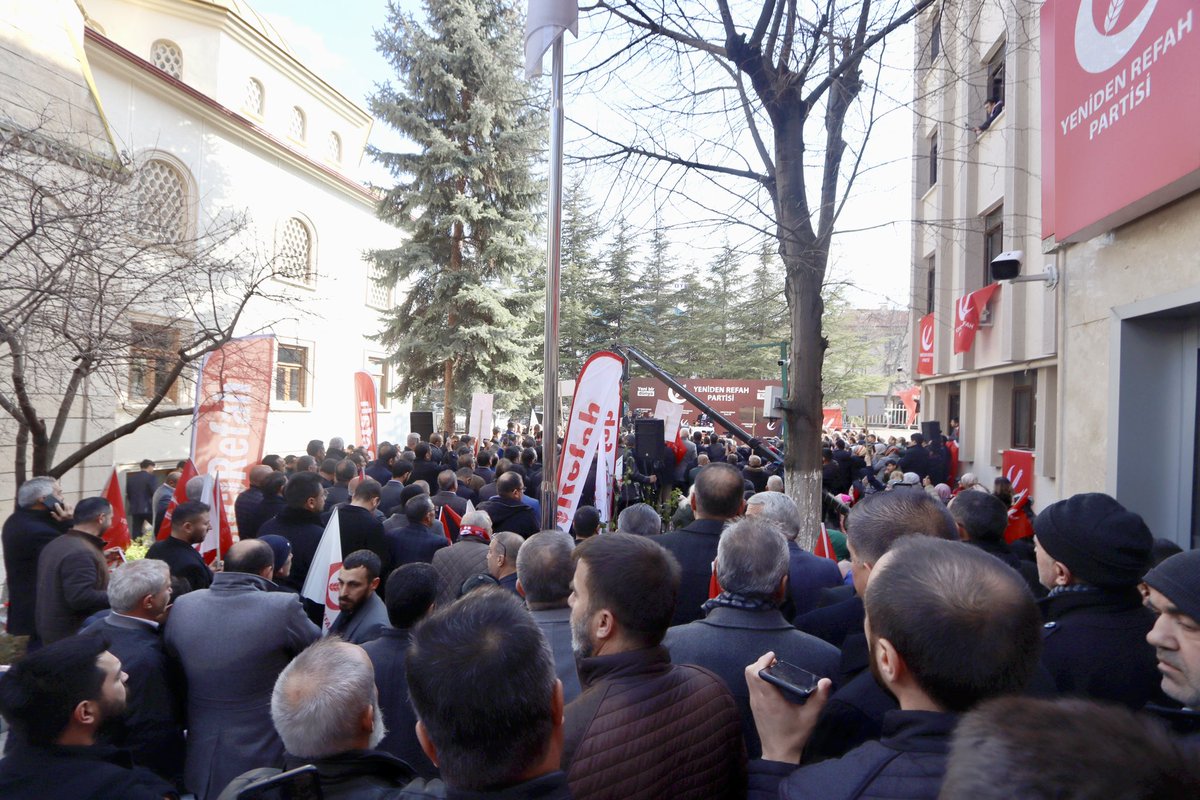 rprefahpartisi's tweet photo. Bugün Genel Merkezimiz vatandaşlarımız ve teşkilatlarımızın coşkusuyla doldu taştı.

Aziz milletimizin talebi doğrultusunda 31 Mart seçimlerine 3 büyükşehirde de kendi adaylarımızla girme kararımız sadece Genel Merkezimiz önünde değil Şanlıurfa'dan Edirne'ye, İzmir'den Van'a kadar büyük bir heyecana vesile oldu.

⏳ Ahlaklı Belediyecilik için geri sayım başlasın 🇹🇷