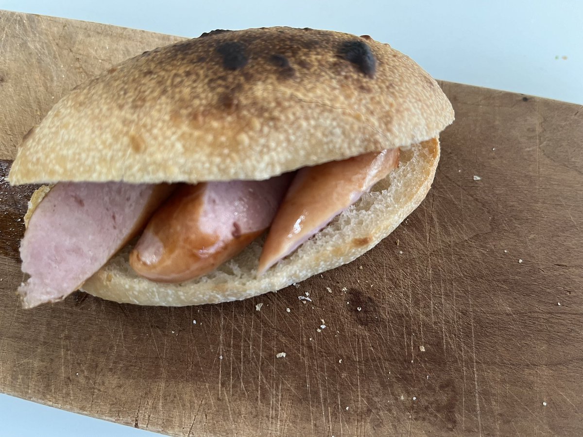 焼いたソーセージを挟んだだけの適当サンド。こういうのがめちゃウマイ。