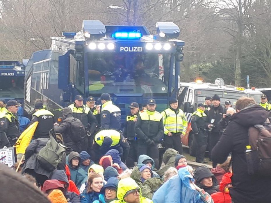 Overal vuur, troep en mest op de weg. En waar staat de waterstraal? 😄 #A12 #DenHaag