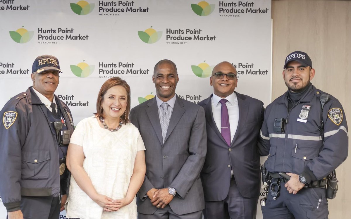 huntspointmkt's tweet photo. Thursday we had a new visitor at the market, @XochitlGalvez!

This week, Mexico's presidential candidate, Xóchitl kicked off her six-day visit here in the city. Welcome to New York &amp; the Bronx, Xóchitl! 🗽🍎 https://t.co/tE1VG9oQgW