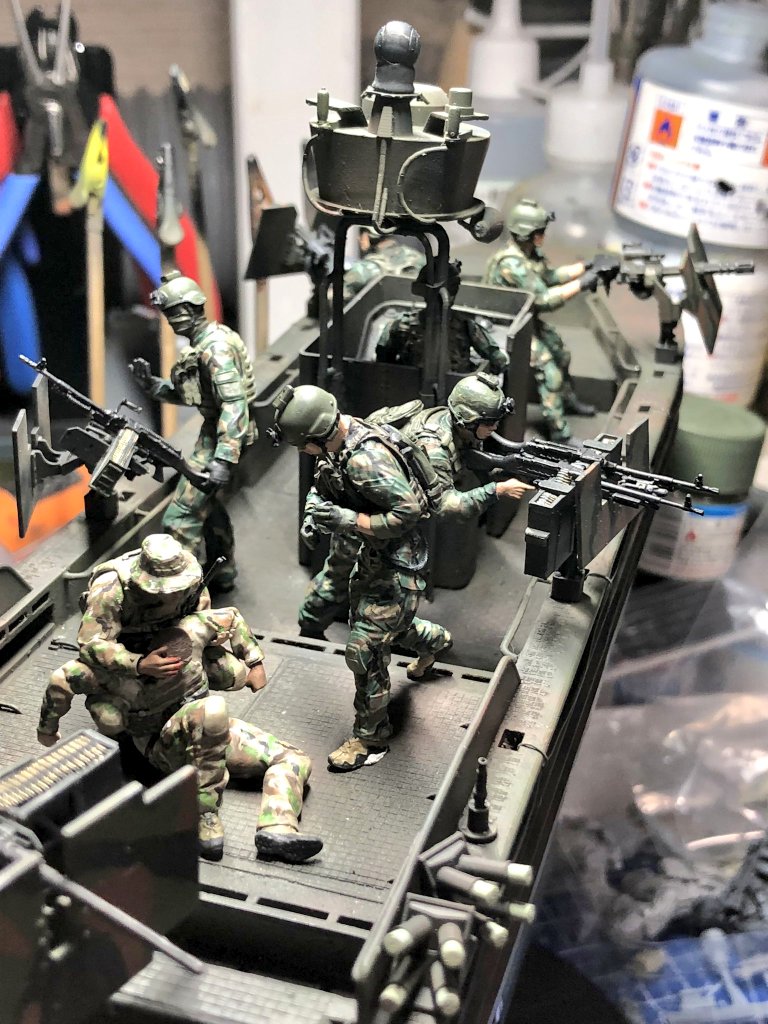 kazu_1569's tweet photo. SWCCチームのフィギュアが完成!
合計9体も塗ったよ😇
あと残るのは弾薬箱やらアクセサリーの追加とやったこと無い最終難関の川のジオラマ...
#SWCC #SOCR https://t.co/AlzJFJ6fob