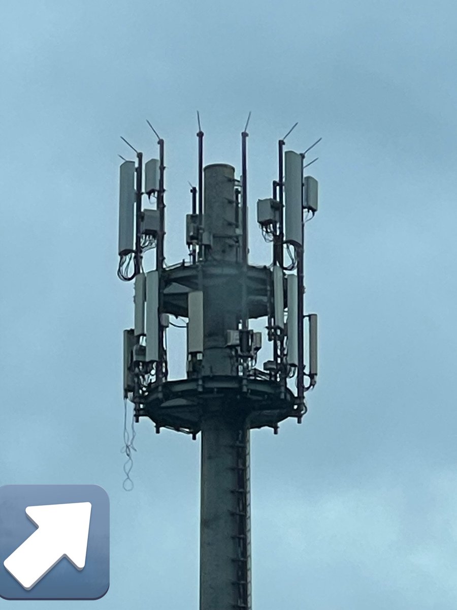 GloWi's tweet photo. Hey @Telekom_hilft 
Muss das Kabel so baumeln oder habe ich bald keinen Empfang mehr?
Standort: 27211 Bassum Zentrum. https://t.co/j9s9aim0pG