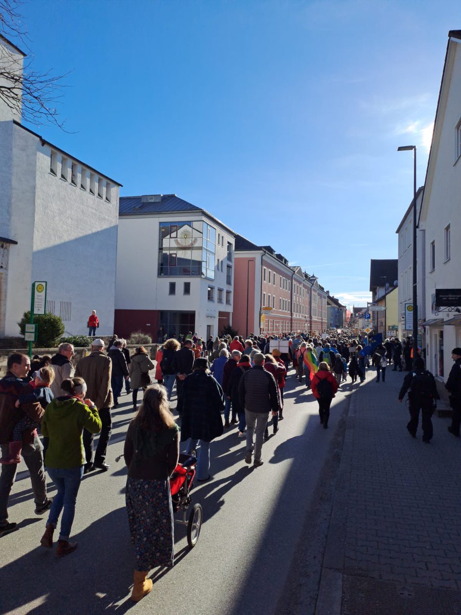 Eigentlich hatten wir was anderes vor. Nachdem das aber abgesagt werden musste, sind wir halt bei Kaiserwetter ins Nachbarlandkreis demonstrieren gegangen. Geschätzt 5000 Leute waren in Weilheim unterwegs 😌🙌