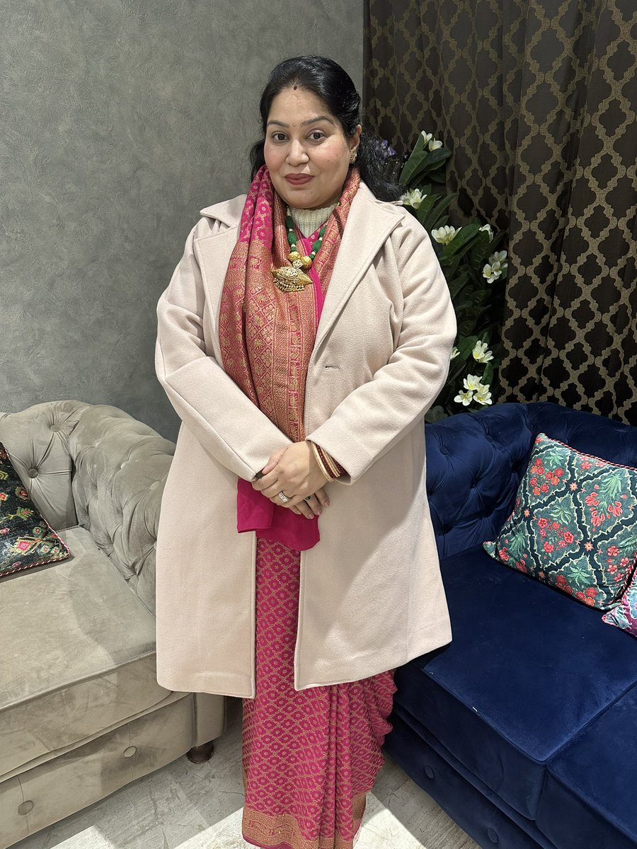 DeeptiKapoor23's tweet image. #Gajra with #sweater blazer and lots of bangles ❄️☃️❄️@IamNaveenKapoor #longdrive #Tweets 🦩