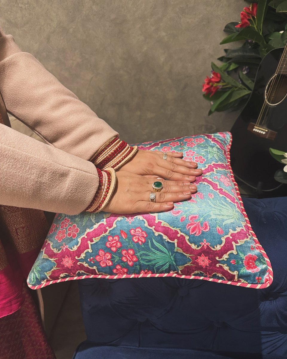 DeeptiKapoor23's tweet image. #Gajra with #sweater blazer and lots of bangles ❄️☃️❄️@IamNaveenKapoor #longdrive #Tweets 🦩