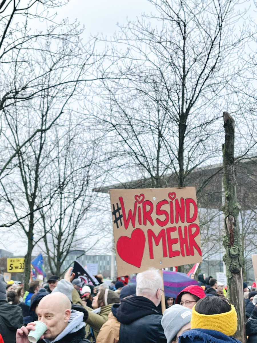 RamonaPop's tweet photo. Das Berliner Regierungsviertel ist voll, denn #WirSindDieBrandmauer und #WirSindMehr! Gemeinsam für unsere Demokratie und liberale Gesellschaft ❤️ https://t.co/9BsAsiSQXN