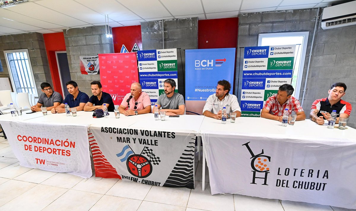 Apat_TN's tweet photo. 🏁 Con la presencia de @emanuelmoriatis, Presidente de APAT, el piloto @blotta_renzo, funcionarios del Gobierno de la Provincia del Chubut y Autoridades de la @asocmaryvalle, se presentó en el día de ayer el #TNenTrelew en el Autódromo Mar y Valle 

📸: Gonzalo Lastra https://t.co/tnJ1z2vN9Y