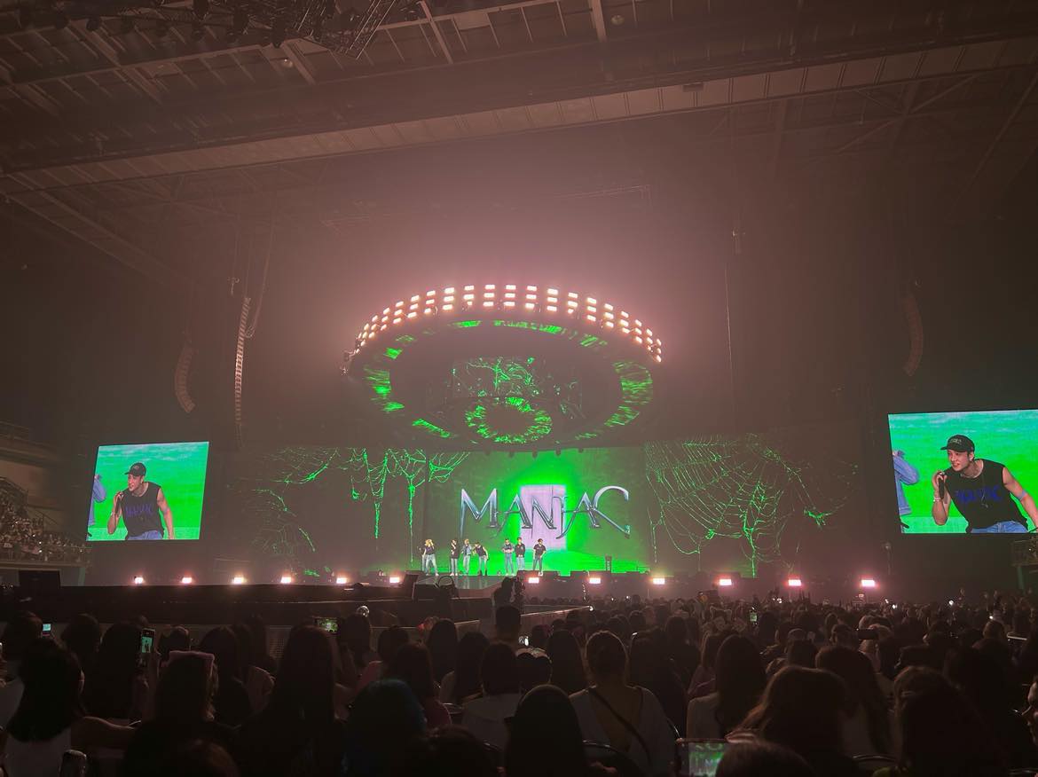fatedwithSKZ's tweet photo. We are still caught up in the magic of Stray Kids' electrifying performance a year ago today in Bangkok. 
📷📷 Time flies, but the memories of that unforgettable night still resonate! 📷📷

#StrayKids #MANIACinBangkok #2ndWorldTour_MANIACTH #2ndWorldTour_MANIAC https://t.co/xcw0NxBjfp