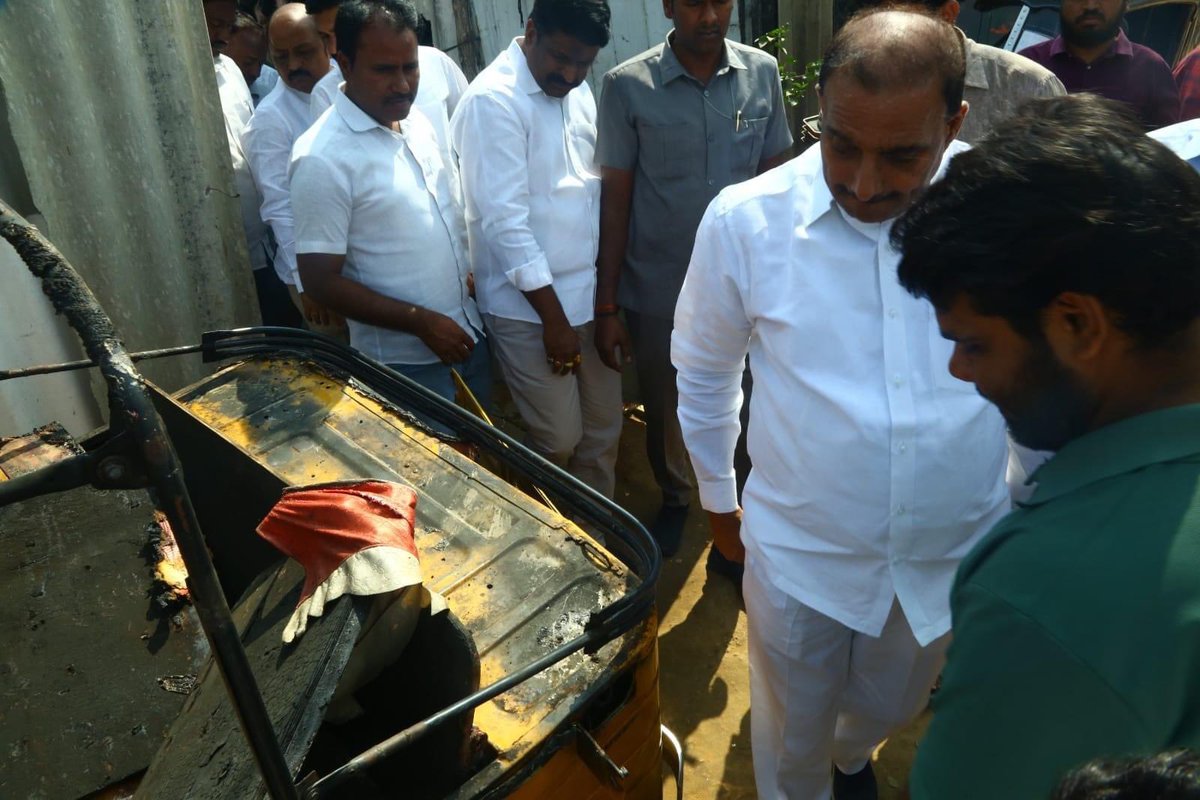 GandhiArekapudi's tweet photo. ఇటీవల ఉపాధి లేక బేగంపేటలోని ప్రజాభవన్ ముందు తనకు ఇంతకాలం బువ్వపెట్టిన ఆటోను చేతులారా తగలబెట్టుకున్నా ఆటో డ్రైవర్ మియాపూర్ డివిజన్ పరిధిలోని నడిగడ్డ తండా కి చెందిన M.దేవ్లా నాయక్ కుటుంబాన్ని వారి నివాసంలో  స్థానిక కార్పొరేటర్ శ్రీ ఉప్పలపాటి శ్రీకాంత్ గారి తో కలిసి  బాధిత కుటుంబాన్ని పరమర్శించడం జరిగింది.

@KTRBRS @BRSparty @DrRanjithReddy