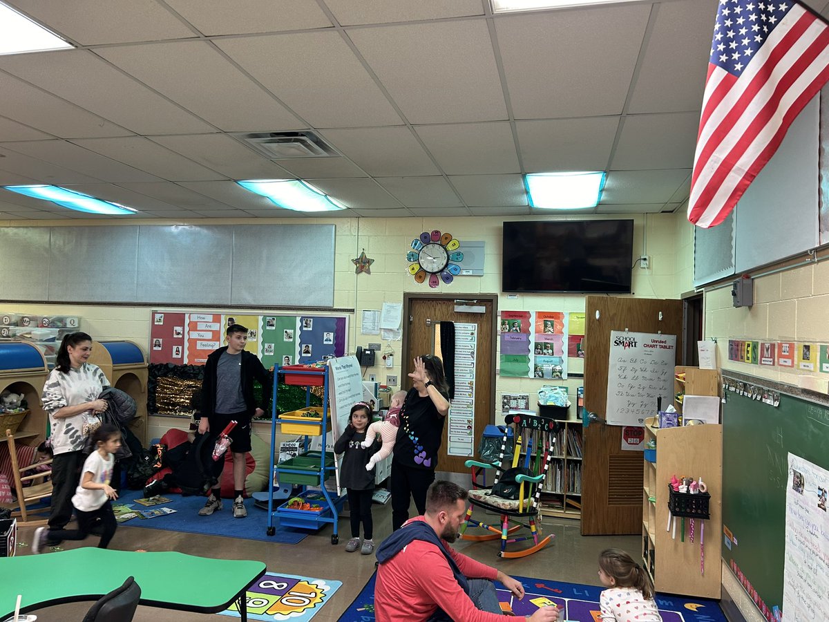 melpatterson803's tweet image. Congratulations to Ms. Maute and our #gatorearlylearners for showing what they know and impressing their parents during today’s culminating celebration of their Exercise unit of study! They chose each station base on their classroom experiences! #gatorGREAT #CreativeCurriculum 🐊