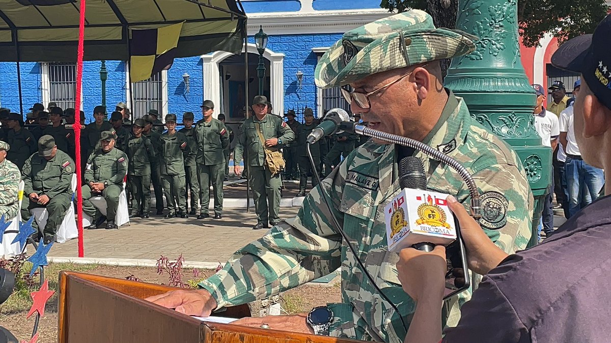 Bajo la unión cívico militar policial, rendimos honores por los 229 años del natalicio de General en Jefe, Gran Mariscal de Ayacucho Antonio José de Sucre desde Ciudad Bolívar #DeLaManoDelPueblo
 <a href="/NicolasMaduro/">Nicolás Maduro</a>