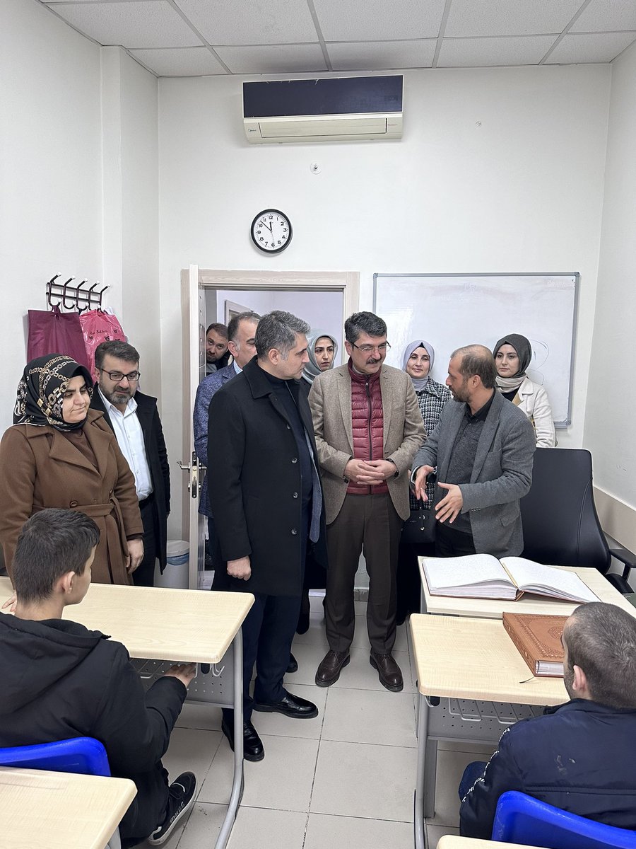 AK Parti İl Teşkilatımız ve Batman Belediye Başkan adayımız Sn. <a href="/asebaticeylan/">Adil Sebati Ceylan</a>’la birlikte Sosyal Yardımlaşma ve Dayanışma Vakfı bünyesinde hizmet veren ADEM görme engelliler merkezini ziyaret ederek incelemelerde bulunduk. Okuma, yazma, Kuran-ı Kerim ve müzik eğitimi kurslarının