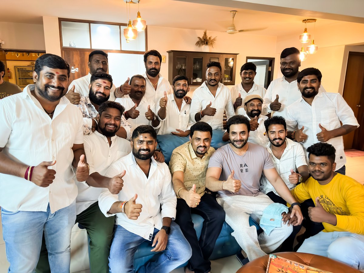 Chethan_Surya_S's tweet photo. ನಾ ಕಂಡ ಅದ್ಭುತ ವ್ಯಕ್ತಿ(ತ್ವ) 💛❤️

ಕನ್ನಡ ಕುಣಿತ ಕಾರ್ಯಕ್ರಮಕ್ಕೆ ಆಹ್ವಾನಿಸುವ ವಿಚಾರವಾಗಿ ಕನ್ನಡದ ಖ್ಯಾತ ನಟರಾದ
@SRIMURALIII ಅವರ ನಿವಾಸಕ್ಕೆ ಭೇಟಿ ನೀಡಿದ ಸಂದರ್ಭದಲ್ಲಿ ಅವರ ಆತಿಥ್ಯದ ಜೊತೆಗೆ ನಮ್ಮೆಲ್ಲರೊಂದಿಗೆ ನಡೆದುಕೊಂಡ ರೀತಿ
ಮನ ಮುಟ್ಟಿದೆ.

ಇದೇ ತಿಂಗಳ ೨೪ ರಂದು ಕೋರಮಂಗಲದಲ್ಲಿ ನಡೆಯೋ ನಮ್ಮ ಕಾರ್ಯಕ್ರಮಕ್ಕೆ ನೀವೂ ಬನ್ನಿ. https://t.co/VMe0PRkb2U