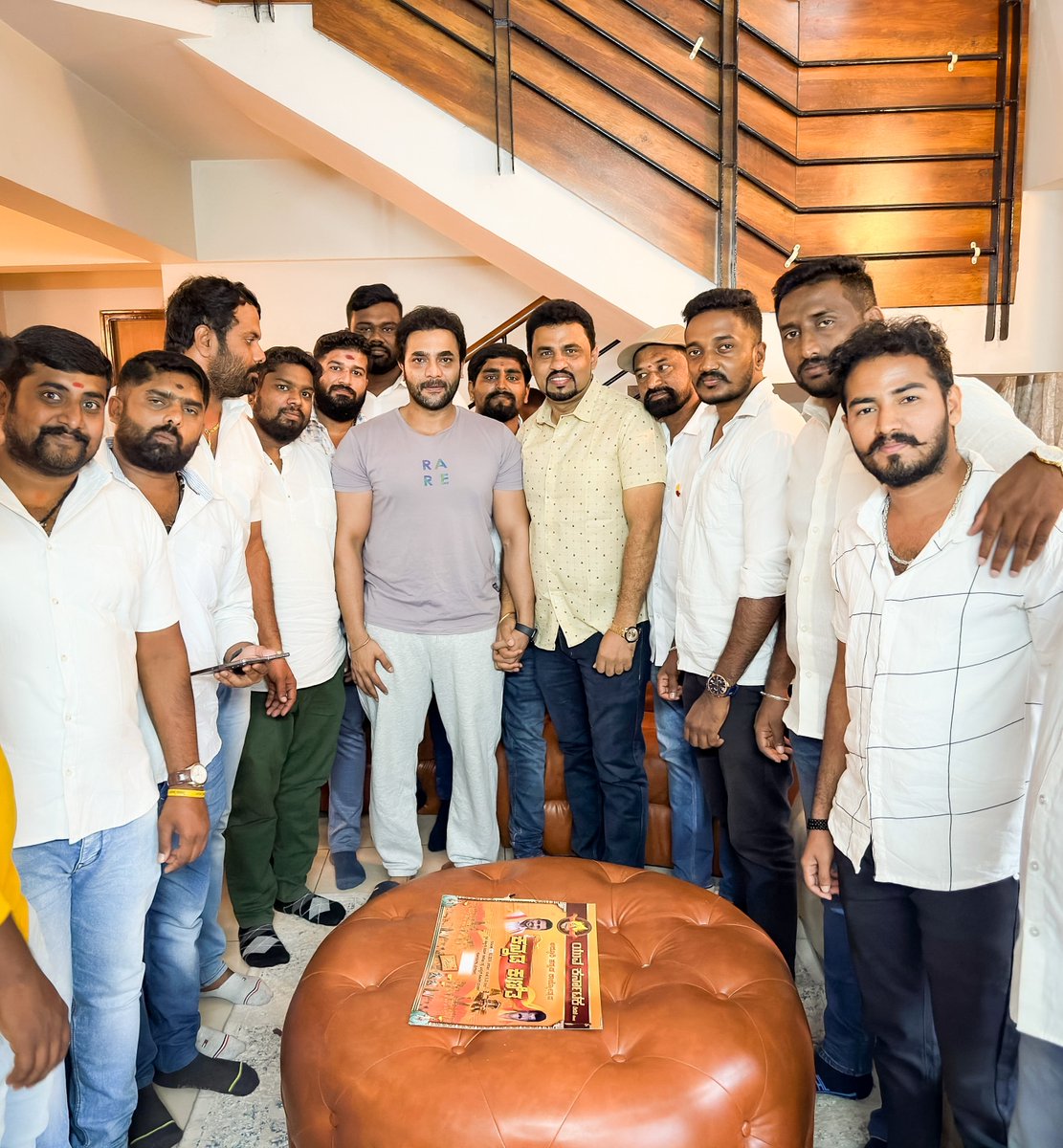 Chethan_Surya_S's tweet photo. ನಾ ಕಂಡ ಅದ್ಭುತ ವ್ಯಕ್ತಿ(ತ್ವ) 💛❤️

ಕನ್ನಡ ಕುಣಿತ ಕಾರ್ಯಕ್ರಮಕ್ಕೆ ಆಹ್ವಾನಿಸುವ ವಿಚಾರವಾಗಿ ಕನ್ನಡದ ಖ್ಯಾತ ನಟರಾದ
@SRIMURALIII ಅವರ ನಿವಾಸಕ್ಕೆ ಭೇಟಿ ನೀಡಿದ ಸಂದರ್ಭದಲ್ಲಿ ಅವರ ಆತಿಥ್ಯದ ಜೊತೆಗೆ ನಮ್ಮೆಲ್ಲರೊಂದಿಗೆ ನಡೆದುಕೊಂಡ ರೀತಿ
ಮನ ಮುಟ್ಟಿದೆ.

ಇದೇ ತಿಂಗಳ ೨೪ ರಂದು ಕೋರಮಂಗಲದಲ್ಲಿ ನಡೆಯೋ ನಮ್ಮ ಕಾರ್ಯಕ್ರಮಕ್ಕೆ ನೀವೂ ಬನ್ನಿ. https://t.co/VMe0PRkb2U