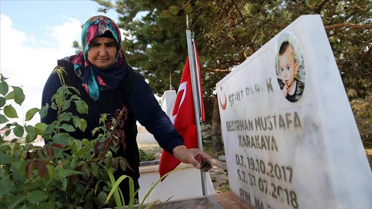 kultiginmedya's tweet photo. Bedirhan bebek, babası asker olduğu için 6 yıldır mezarda! https://t.co/lUUwVRntG4