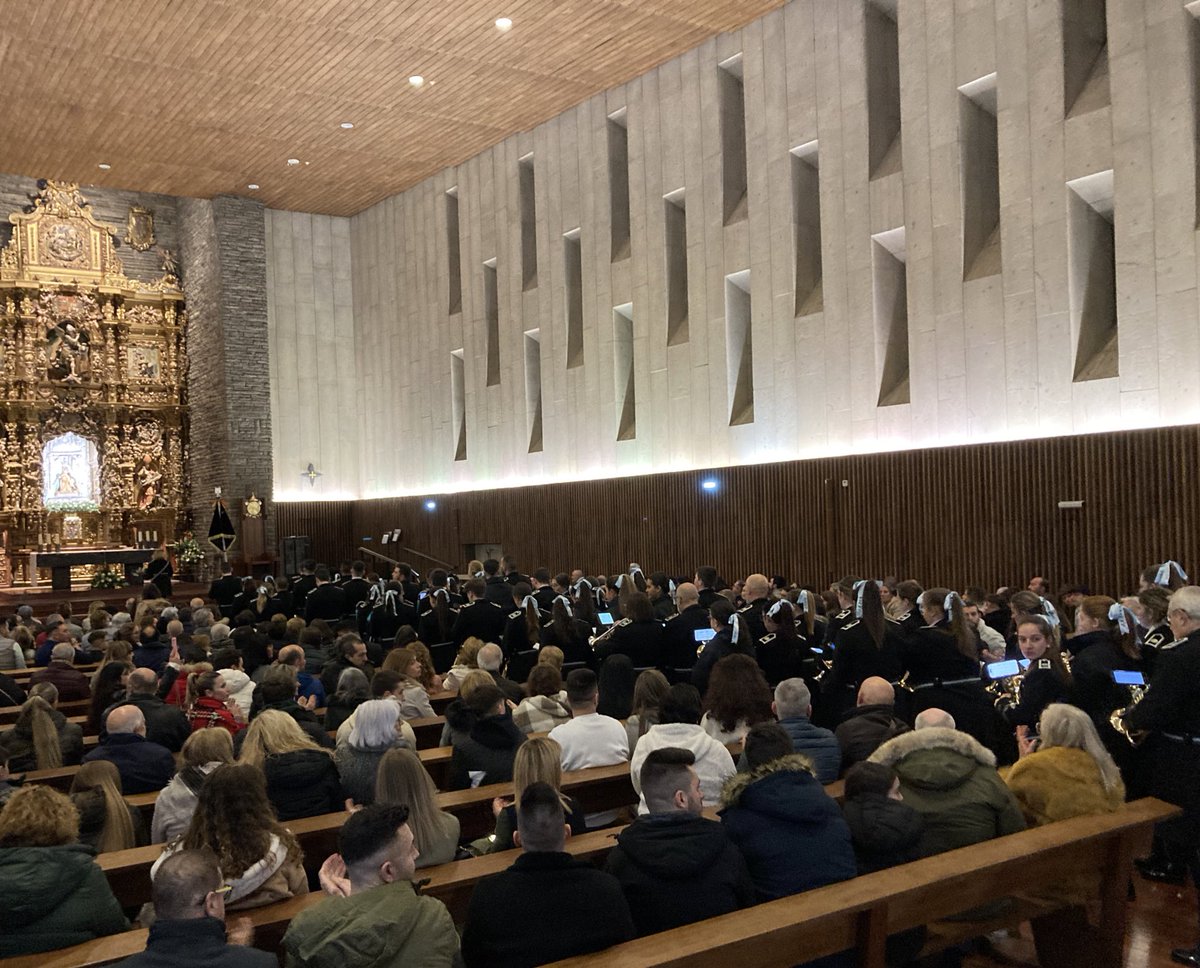 xuasusgonzalez's tweet photo. La basílica de la Virgen del Camino acoge el concierto de la Agrupación Musical de la Cofradía de la Bienaventuranza con motivo de su XII aniversario, presentado por Ricardo Jesús García Prada https://t.co/VD5Qm8JwMK
