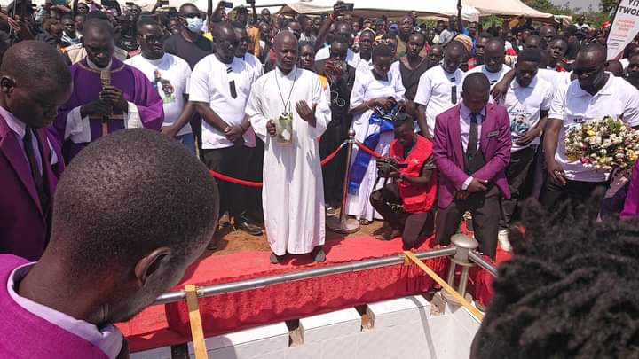 TesoVibez's tweet photo. #PICTORIAL: Thousands of mourners today bid farewell to fallen RnB singer Munu Benard Paul a.k.a BeePee 

#Beepee https://t.co/OXnXM3rRqe